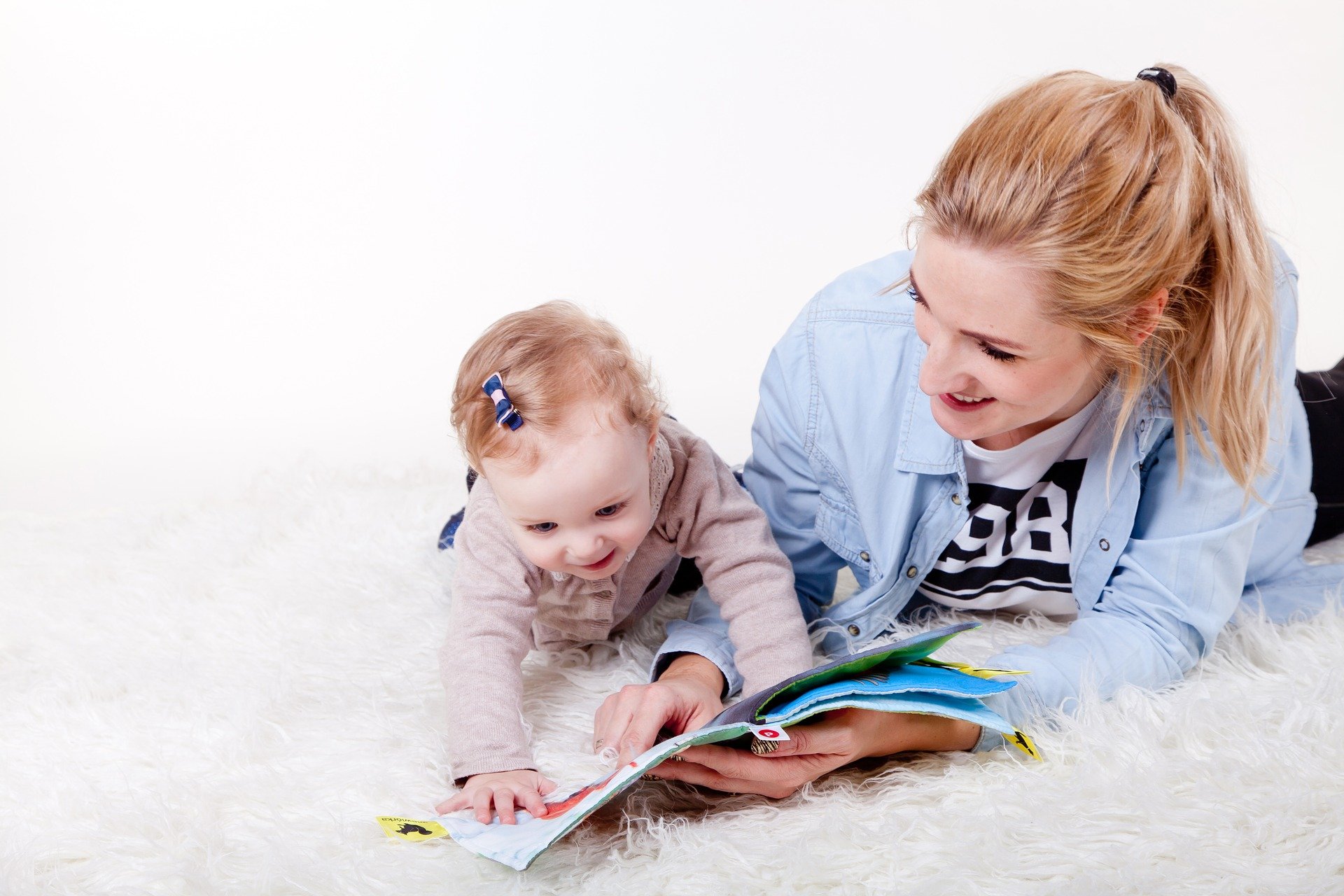Mor læser bog med barn