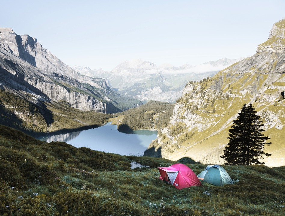  telte i bjerge med fjord 